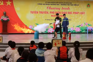 Chương trình tuyên truyền, phổ biến giáo dục pháp luật tại Trường tiểu học Đền Lừ (Hoàng Mai, Hà Nội).