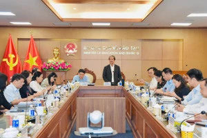 Bộ trưởng Bộ GD&ĐT Nguyễn Kim Sơn, Chủ nhiệm Ủy ban Văn hóa và Xã hội của Quốc hội Nguyễn Đắc Vinh chủ trì phiên họp.