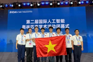Đoàn IOAI Việt Nam 2025 (từ trái sang phải ảnh: Nguyễn Khắc Trung Kiên, Hoàng Công Bảo Long, Nguyễn Nhật Minh, Nguyễn Phú Nhân, Bùi Đàm Quân, Bùi Quang Nguyên, Nguyễn viết Trung Nhân, Nguyễn Hữu Tuấn).
