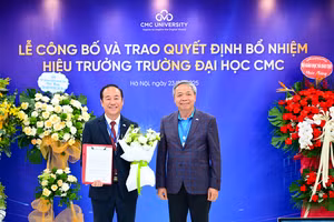 Ông Nguyễn Trung Chính - Chủ tịch Tập đoàn CMC trao quyết định bổ nhiệm cho PGS.TS Nguyễn Thanh Tùng.