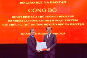 Bộ trưởng Bộ GD&ĐT Nguyễn Kim Sơn thừa ủy quyền của Thủ tướng Chính phủ trao Quyết định cho Thứ trưởng Phạm Ngọc Thưởng.