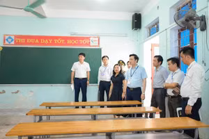 Đoàn kiểm tra số 1 của Lãnh đạo Bộ GD&ĐT và Ban chỉ đạo cấp quốc gia Kỳ thi tốt nghiệp THPT năm 2024 kiểm tra công tác chuẩn bị thi tại điểm thi Trường THPT Mai Thúc Loan (Lộc Hà, Hà Tĩnh). 