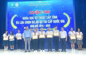 Học sinh Trường THCS Lưu Văn Mót giành giải Nhì Cuộc thi Khoa học kỹ thuật cấp tỉnh dành cho học sinh trung học năm học 2024- 2025. Ảnh: Báo Vĩnh Long.