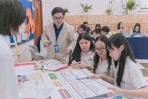 Thầy Đồng Quang Thuận hướng dẫn học sinh trong giờ Tiếng Anh.