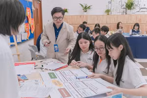 Thầy Đồng Quang Thuận hướng dẫn học sinh trong giờ Tiếng Anh.