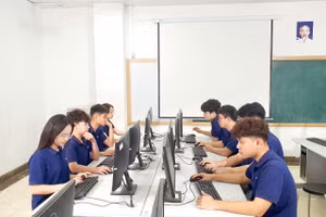 Học sinh Trường THPT Ban Mai (Hà Nội) trong giờ Tin học.