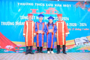 Trường THCS Lưu Văn Mót trao bằng tốt nghiệp THCS (tượng trưng) cho học sinh lớp 9 dịp tổng kết năm học 2023-2024.