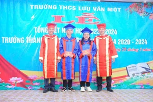 Trường THCS Lưu Văn Mót trao bằng tốt nghiệp THCS (tượng trưng) cho học sinh lớp 9 dịp tổng kết năm học 2023-2024.