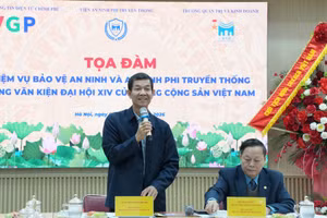 GS.TS Hoàng Đình Phi, Hiệu trưởng Trường Quản trị và Kinh doanh (ĐH Quốc gia Hà Nội) phát biểu tại tọa đàm.