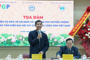 GS.TS Hoàng Đình Phi, Hiệu trưởng Trường Quản trị và Kinh doanh (ĐH Quốc gia Hà Nội) phát biểu tại tọa đàm.
