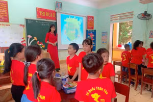 Cô trò Trường tiểu học Thị trấn Hạ Hòa, Phú Thọ.