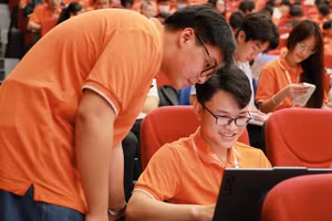 Tân sinh viên Trường ĐH FPT thực hành các kỹ năng sử dụng AI.