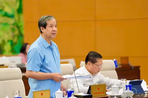 Bộ trưởng Nguyễn Kim Sơn thừa ủy quyền Chính phủ báo cáo tóm tắt dự thảo Nghị quyết của Quốc hội về miễn, hỗ trợ học phí đối với trẻ em mầm non, học sinh phổ thông, người học chương trình giáo dục phổ thông tại các cơ sở giáo dục trong hệ thống giáo dục quốc dân.