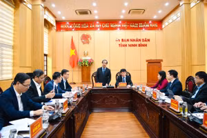 Bộ trưởng Nguyễn Kim Sơn và ông Trần Huy Tuấn, Chủ tịch UBND tỉnh Ninh Bình chủ trì buổi làm việc.