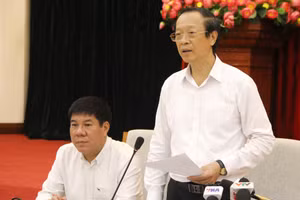 Thứ trưởng Thường trực Phạm Ngọc Thưởng (phải ảnh) chủ trì họp báo. Ảnh: Sỹ Điền.