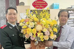 Bộ trưởng Bộ GD&ĐT Nguyễn Kim Sơn chúc mừng cán bộ, công chức Thanh tra Bộ GD&ĐT nhân kỷ niệm Ngày truyền thống Thanh tra Việt Nam.
