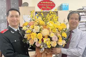 Bộ trưởng Bộ GD&ĐT Nguyễn Kim Sơn chúc mừng cán bộ, công chức Thanh tra Bộ GD&ĐT nhân kỷ niệm Ngày truyền thống Thanh tra Việt Nam.