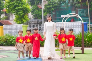 Cô trò Hệ thống giáo dục Lý Thái Tổ (Hà Nội).
