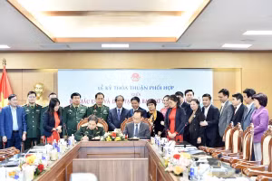 Trung tướng Vũ Ngọc Thiềm và Thứ trưởng Hoàng Minh Sơn đại diện ký kết thỏa thuận phối hợp giữa Bộ GD&ĐT và Ban Cơ yếu Chính phủ. Ảnh: Trần Hiệp.