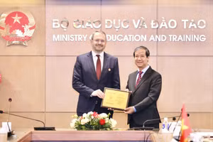 Bộ trưởng Nguyễn Kim Sơn trao Kỷ niệm chương “Vì sự nghiệp Giáo dục” cho Thứ trưởng Mogilevsky Konstantin Ilyich.