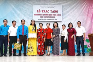 Ngày 14/4, đại diện Bộ GD&ĐT và Công đoàn Giáo dục Việt Nam trao Bằng khen của Bộ trưởng Bộ GD&ĐT cho cô Nguyễn Thị Minh Tâm.