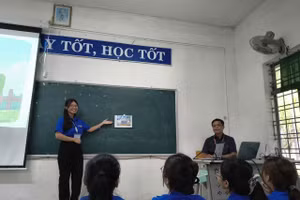 NGƯT Tô Ngọc Sơn trong giờ dạy tại Trường ĐH Đồng Tháp.