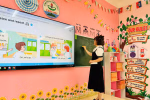 Cô Lê Thị Thanh Huyền - giáo viên Trường TH Châu Sơn (Cổ Đô, Hà Nội) trong giờ dạy.