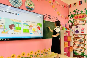 Cô Lê Thị Thanh Huyền - giáo viên Trường TH Châu Sơn (Cổ Đô, Hà Nội) trong giờ dạy.