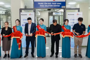 Cắt băng khánh thành Trung tâm Giải pháp HVAC tại Trường ĐH Công nghiệp TP.Hồ Chí Minh.