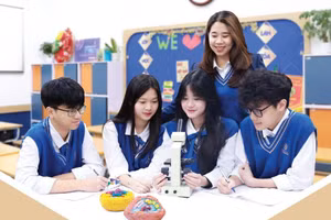 Cô trò Trường THCS-THPT Lý Thái Tổ (Cầu Giấy, Hà Nội).