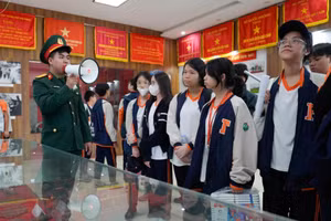 Trải nghiệm một ngày là người lính cụ Hồ đầy ý nghĩa dành cho các học sinh khối 8.