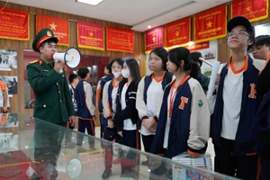Trải nghiệm một ngày là người lính cụ Hồ đầy ý nghĩa dành cho các học sinh khối 8.