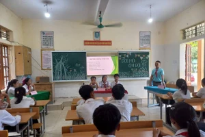 Thầy trò Trường Phổ thông Dân tộc Bán trú THCS Nậm Cắn (Nghệ An).