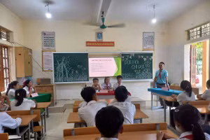 Thầy trò Trường Phổ thông Dân tộc Bán trú THCS Nậm Cắn (Nghệ An).