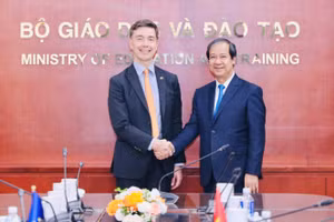 Bộ trưởng Nguyễn Kim Sơn và ông Julien Guerrier - Đại sứ Liên minh Châu Âu (EU) tại Việt Nam.