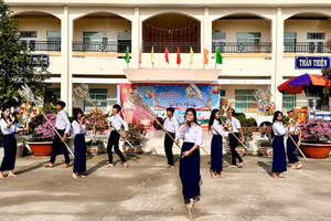 Trường PTDT nội trú THCS Tri Tôn (An Giang) tổ chức hoạt động chào mừng Tết cổ truyền Chol Chnam Thmay của đồng bào dân tộc thiểu số Khmer. Ảnh: Báo An Giang.