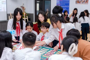 Cô Bùi Minh Anh và học trò trong tiết Hoạt động trải nghiệm “Tự hào truyền thống quê hương” .