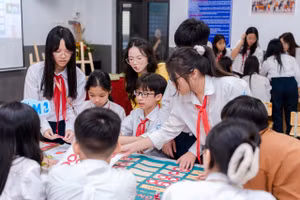 Cô Bùi Minh Anh và học trò Trường THCS Trần Duy Hưng (Hà Nội) trong tiết Hoạt động trải nghiệm “Tự hào truyền thống quê hương” .