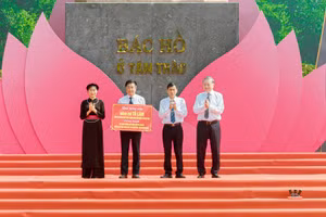 Tổng Bí thư Tô Lâm trao tượng trưng kinh phí xây dựng trường phổ thông nội trú liên cấp tiểu học & THCS xã Thanh Thủy. Đây là dự án trọng điểm được lựa chọn tổ chức điểm cầu trực tuyến tại Lễ khởi công, khởi động ngày 19/8/2025.