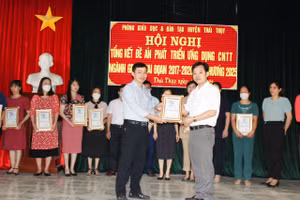 Đồng chí Đỗ Trường Sơn - Trưởng phòng GD&ĐT - tặng giấy chứng nhận cho tập thể có thành tích tiêu biểu trong thực hiện Đề án phát triển ứng dụng CNTT ngành GD&ĐT giai đoạn 2017-2020, định hướng đến năm 2025.