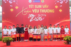 Trường CĐ Dược Hà Nội trao hàng trăm suất quà tết ý nghĩa cho sinh viên.