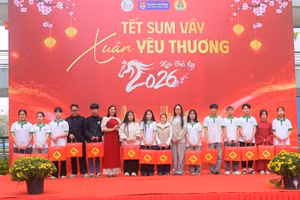 Trường CĐ Dược Hà Nội trao hàng trăm suất quà tết ý nghĩa cho sinh viên.