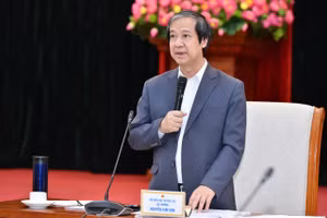 Bộ trưởng Nguyễn Kim Sơn phát biểu tại phiên họp.