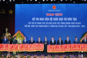 Bộ trưởng Nguyễn Kim Sơn trao cờ thi đua cho các tập thể có thành tích xuất sắc trong giáo dục và đào tạo giai đoạn 2020 - 2025.
