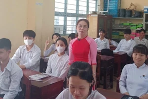 Cô Lê Thị Lệ Thu, giáo viên Trường THCS Huyền Hội, Trà Vinh và học trò trong giờ học.