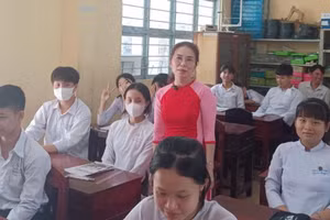 Cô Lê Thị Lệ Thu, giáo viên Trường THCS Huyền Hội, Trà Vinh và học trò trong giờ học.