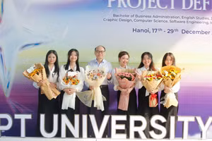 Nhóm dự án Oh!Bầu chụp cùng giảng viên hướng dẫn Lê Hoàng Anh (giữa) tại buổi bảo vệ đồ án tốt nghiệp.