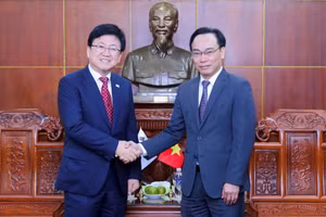 Quyền Bộ trưởng Hoàng Minh Sơn và ông Choi Kyo Jin, Bộ trưởng Bộ Giáo dục Hàn Quốc.