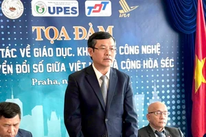 Thứ trưởng Bộ GD&ĐT Nguyễn Văn Phúc phát biểu tại tọa đàm.