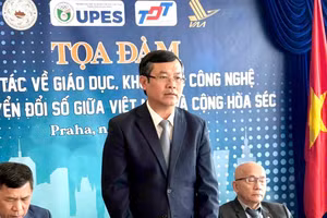 Thứ trưởng Bộ GD&ĐT Nguyễn Văn Phúc phát biểu tại tọa đàm.